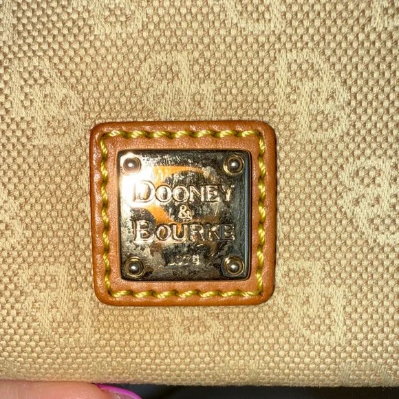 Dooney & Bourke Signature Pouch Vintage - Picture 2 of 5